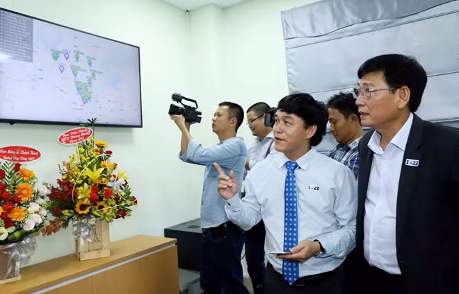 Lãnh đạo tỉnh Bình Dương xem cách vận hành Hệ thống đường dây “nóng” 1022 Bình Dương trong xử lý, tư vấn TTHC cho người dân, doanh nghiệp.