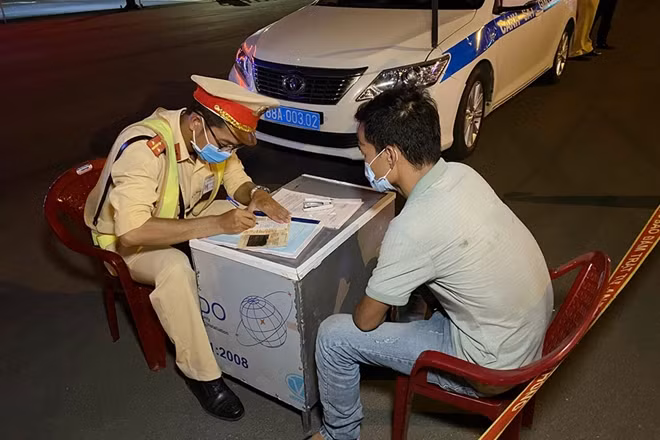 ...Và lập biên bản lái xe vi phạm.