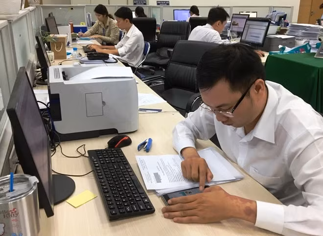 Cán bộ Phòng Đăng ký Kinh doanh (Sở KH-ĐT) xử lý hồ sở của doanh nghiệp qua môi trường mạng.