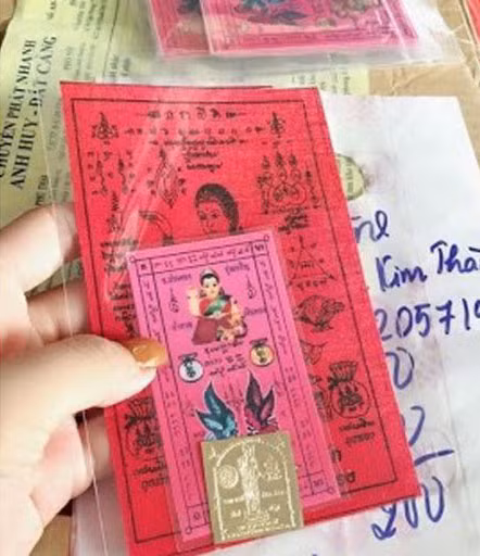 Lá bùa được bán rất chạy trên mạng trong tháng “cô hồn”. Lá bùa được bán rất chạy trên mạng trong tháng “cô hồn”.