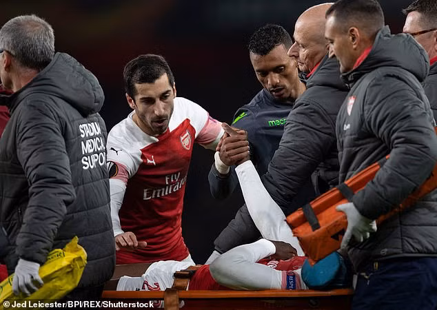 Henrikh Mkhitaryan và Nani an ủi Danny Welbeck. Chấn thương nghiêm trọng này gần như sẽ giữ cầu thủ người Anh ở ngoài sân ít nhất 1 tháng.
