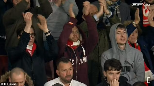 Khi chiếc cáng được đưa qua khán đài các CĐV Arsenal đã giành một tràng pháo tay động viên Danny Welbeck.