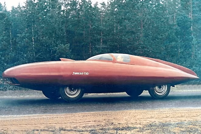 Gaz-Torpedo một thiết kế xe thể thao của các nhà sản xuất máy bay Liên Xô. Dài 6 mét, rộng 2 mét và cao 1,2 mét nặng 1100kg, thiết kế gia Smolin đã sử dụng các vật liệu hàng không (duralumin và aluminium) để chế tạo nguyên mẫu chiếc xe với dáng hình giọt nước. Không đạt được tốc độ thiết kế nên Gaz- Torpedo không được sản xuất đại trà, nguyên mẫu duy nhất hiện vẫn đang được lữu giữ trong viện bảo tàng.