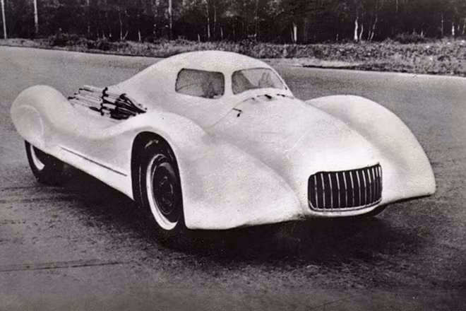 Moskvich-G2, đây là đứa con tinh thần của hai nhà thiết kế I.A. Gladilin and I.I. Okunev vào năm 1956. Mẫu G2 đã lập 3 kỷ lục về tốc độ của Liên Xô, vô địch giải đua xe toàn Liên bang năm 1959 cho hạng mục xe có động cơ dưới 2500 cc. Chỉ có hai chiếc G2 được chế tạo và sử dụng trong giai đoạn từ năm 1960 đên 1963, tuy nhiên sau đó chúng bị tháo hết phụ tùng.