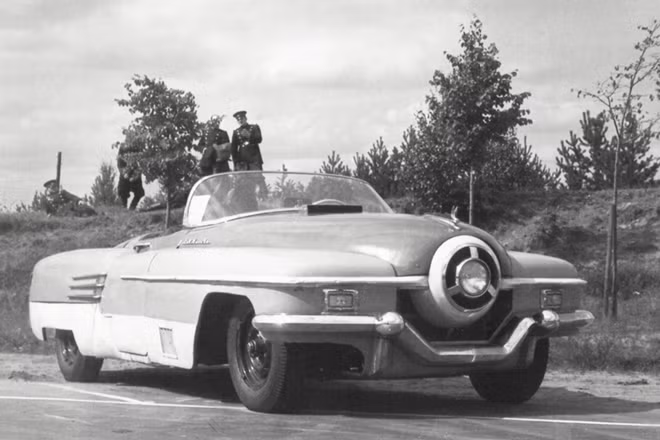 ZIS-112. Một thiết kế xe hơi tiên phong. Chiếc xe rất lớn vào thời nó ra đời (1951) khi dài 6 mét với 3 chỗ ngồi, nặng tới 2,5 tấn. Xe có một lưới tản nhiệt hình tròn và một đèn pha lớn ở giữa. Nó đã tham gia vài cuộc đua xe trước khi ngừng hoạt động năm 1955 và bị tháo dỡ trong bãi phế liệu.
