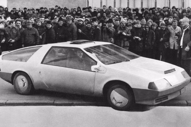 Laura. Vào tháng Giêng năm 1982, trong một cửa hàng nhỏ ở ngoại ô Leningrad, hai thanh niên trẻ là Dmitry Parfenov và Gennady Hainov đã quyết định sản xuất 1 chiếc xe hơi của riêng họ. Laura rất đặc biệt bởi tất các chi tiết của nó kể cả động cơ đều là sản phẩm của hai thanh niên trên. Lãnh đạo Liên Xô là Mikhail Gorbachev đánh giá rất cao Laura và chiếc xe đã xuất hiện tại nhiều triển lãm tuy nhiên nó không bao giờ được sản xuất hàng loạt.
