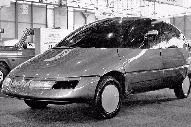 Liên Xô là một trong các quốc gia tiên phong nghiên cứu xe hơi tự lái. Chiếc Okhta là một chiếc xe tự lái đầu tiên của Liên Xô được chế tạo trong các năm 1986-1987 tại phòng thí nghiệm về phương tiện giao thông hạng nhẹ Leningrad của Viện nghiên cứu phát triên phương tiện tự động (NAMI). Okhta có 7 chỗ ngồi, các hàng ghế thứ hai và thứ ba có thể di chuyển được, trong khi hàng ghế đầu có thể xoay 180độ. Hiện chỉ có 1 chiếc Okhta đã được phục dựng trong viện bảo tàng.