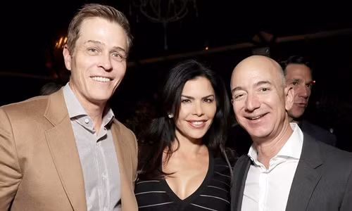 Từ phải sang: Jeff Bezos, Lauren Sanchez và Patrick Whitesell. Từ phải sang: Jeff Bezos, Lauren Sanchez và Patrick Whitesell.