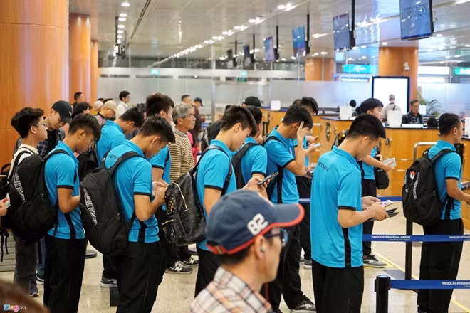 Các cầu thủ Việt Nam cập nhật tin tức về các trận đấu tại bảng B.