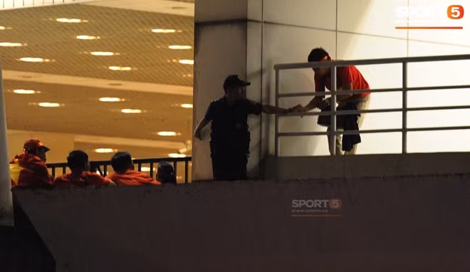 Cảnh nhân viên an ninh cho người không vé vào sân. Ảnh: Sport5.