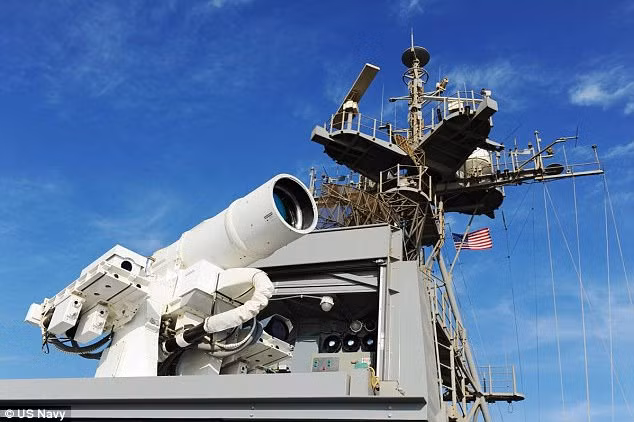Một khẩu súng laser có công suất 30 Kilowat đã được tích hợp trên tàu đổ bộ USS Ponce vào năm 2014.