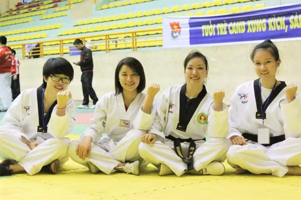 Vũ Thị Thu Huyền (thứ 3 từ phải sang trái) tại Hội thi võ thuật do Bộ Công an tổ chức.