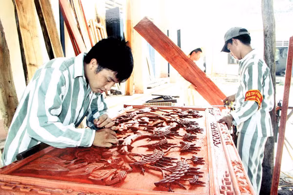 Phạm nhân Trại giam số 3 chế tác gỗ.