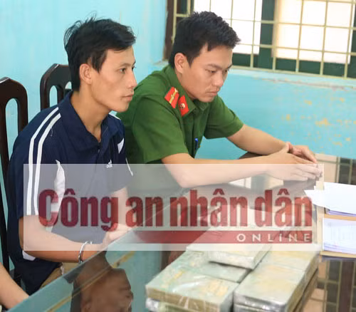 Đối tượng Sùng A Lênh và tang vật vụ án
