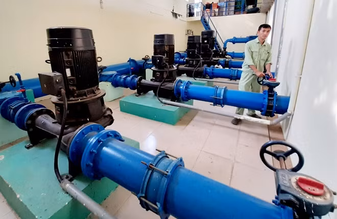 Công nhân Công ty CP Cấp nước Sóc Trăng vận hành một giếng khoan vừa đưa vào phục vụ đầu năm 2020.