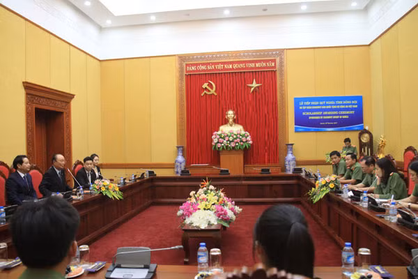 Toàn cảnh lễ tiếp nhận. Toàn cảnh lễ tiếp nhận.