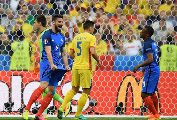 Giroud tiếc nuối vì bỏ lỡ cơ hội. Ảnh: Getty Image.