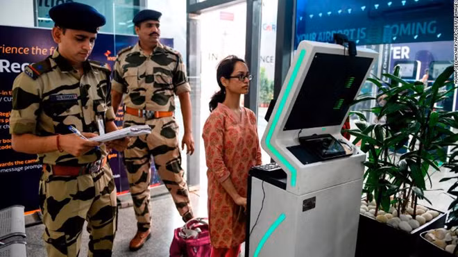 Một hành khách đăng ký thông tin cá nhân tại quầy nhận diện khuôn mặt tại sân bay quốc tế Rajiv Gandhi ở thành phố Hyderabad, vào ngày 26-7-2019.