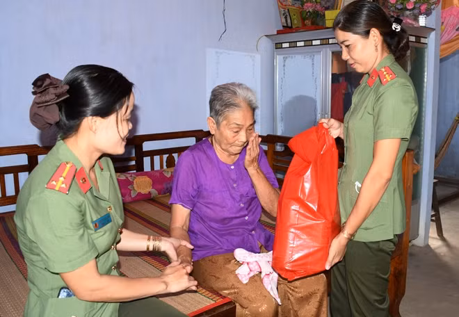 Hội Phụ nữ an ninh 1, Công an tỉnh Trà Vinh thăm và tặng quà bà Phan Thị Gần.