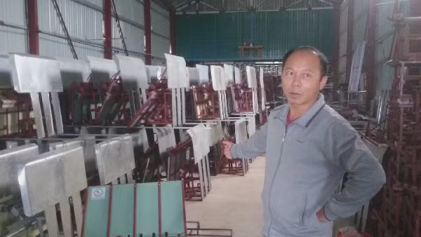 Anh Nghĩa giới thiệu về chiếc máy cấy không động cơ.