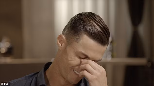 Khoảnh khắc Ronaldo không cầm nổi nước mắt khi chứng kiến hình ảnh về người cha quá cố.