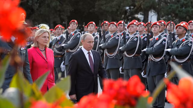 Tổng thống Putin và Ngoại trưởng Karin Kneissl trong chuyến thăm Áo hồi tháng 6-2018.