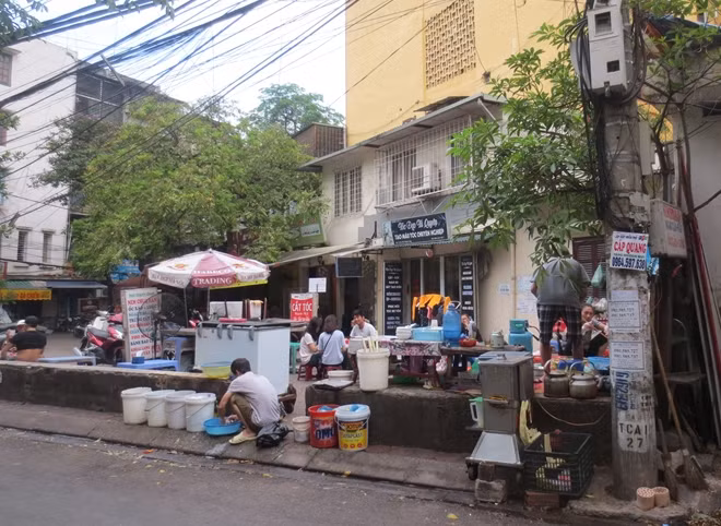 Sân chơi khu tập thể D8 - phường Thành Công bị hàng quán “bủa vây”.