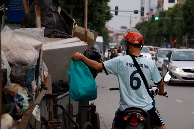 Người dân vẫn duy trì thói quen vất rác tại nhưng xe rác lưu động ở ngoài đường.