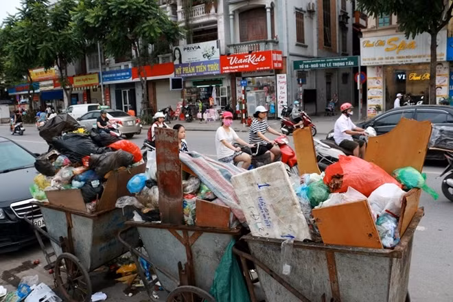 Trong khi Trà một học sinh cấp ba cho biết em và các bạn cảm thấy rất khó chịu mỗi khi đi qua đây đặc biệt sau mỗi lần trời mưa, nước rác chảy tràn làn bốc mùi hôi thối vô cùng...Trà hy vọng tình trạng này sớm được cải thiện để trả lại một tuyến phố xanh sạch đẹp đúng nghĩa.