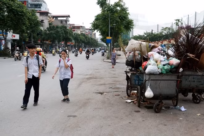 Từ nhiều tháng qua những ai đi qua đường Lê Trọng Tấn không khỏi cảm thấy khó chịu vì các đống rác thải sinh hoạt "bỗng dưng" mọc lên tại đây.