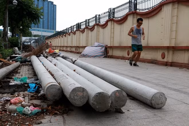 ... tràn ngập trên vỉa hè cản lối người đi bộ dù vỉa hè rộng 7,5 m làm bằng đá xanh tự nhiên từng được xem thuộc hàng rộng nhất tại Hà Nội.