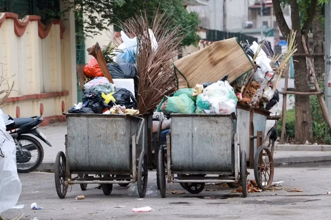 Rác thải ùn ứ trên các xe rác...