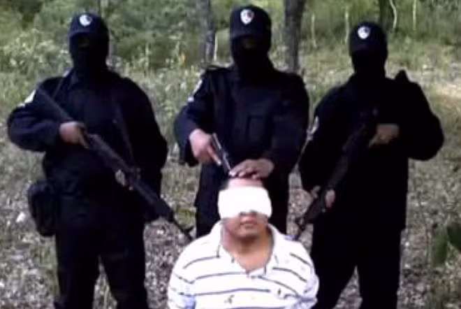 Quân của "Los Zetas" tra khảo quân của "Golfo".