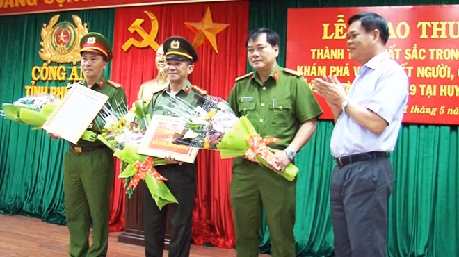 Bí thư Tỉnh uỷ Phú Yên trao thư khen và tiền thưởng cho đại diện các đơn vị tham gia phá án.