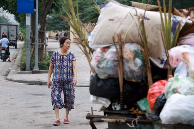 Bà H. một cư dân sinh sống gần đường Lê Trọng Tấn cho biết sau khi những "núi rác" này xuất hiện cùng với mùi hôi thối, thì bà và nhiều người đã bỏ thói quen đi tập thể dục trên con đường này.