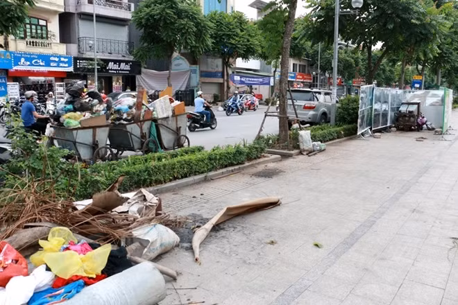 Rác được xả ngay trên vỉa hè dù nhà chứa xác cách đó không xa.