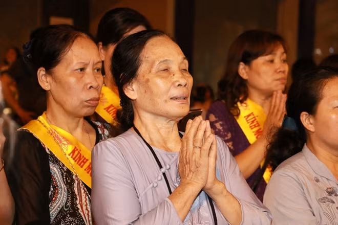 Phật tử kính lễ 2 bên đường.