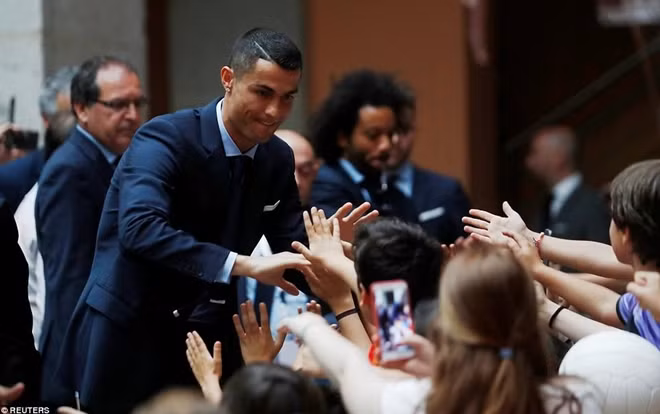 CR7 bắt tay các CĐV của Real. Dù không thành công tại La Liga nhưng với việc cùng Real vô địch Champions League 3 năm liên tiếp, siêu sao người Bồ vẫn có một đỉnh cao sự nghiệp mà chưa biết bao lâu nữa mới có người vượt qua. Ảnh: Reuters.
