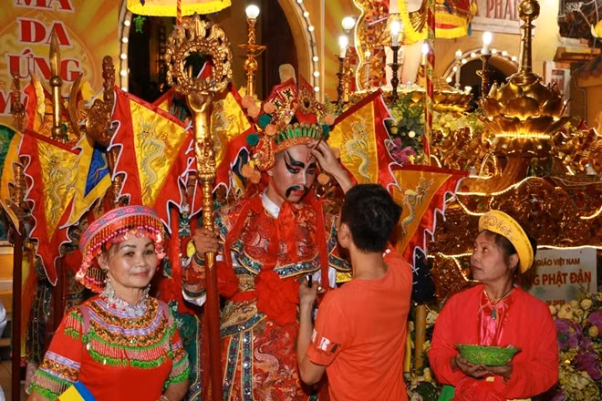 Đoàn rước gồm rất nhiều thành phần tham gia.