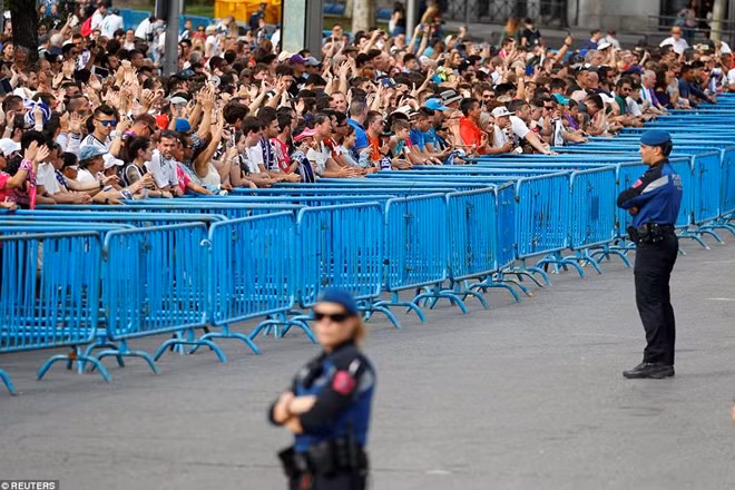 Việc có một số lượng lớn CĐV tập trung về quảng trường Puerta del Sol (điểm kết thúc) của lễ diễu hành khiến lực lượng cảnh sát Tây Ban Nha buộc phải tung lực lượng ra thiết lập vành đai an toàn để bảo vệ.