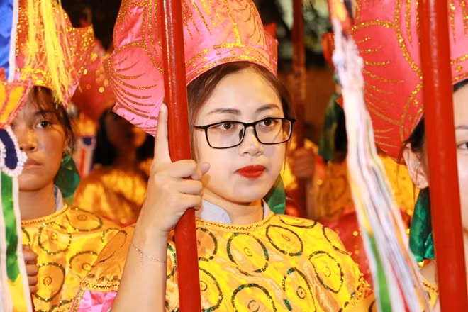 Các nữ Phật tử trong đội rước nghi trượng.