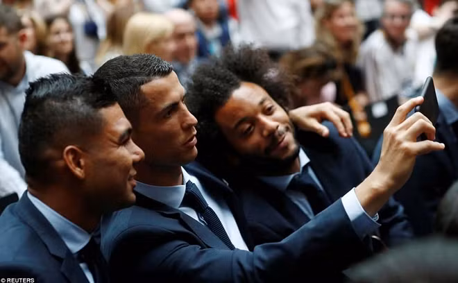 Ronaldo, Marcelo và Casemiro cũng tranh thủ chụp chung 1 bức ảnh ghi lại thời khắc huy hoàng của Real. Ảnh: Reuters.