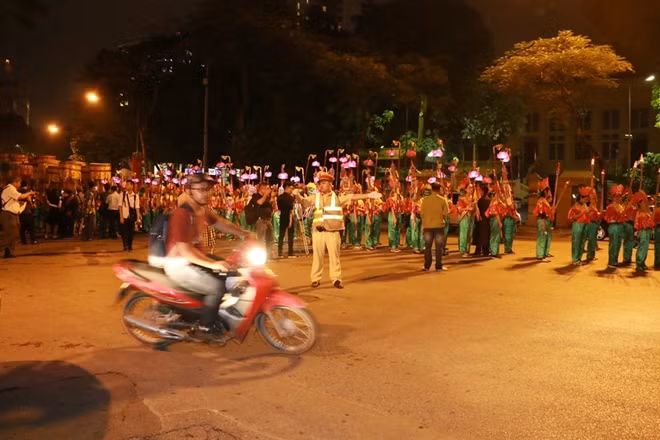 Lực lượng Công an bảo vệ an toàn trên những tuyến đường đoàn rước đi qua.