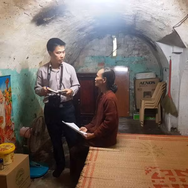 Phóng viên Báo CSTC tìm hiểu thực tế đời sống, tâm tư, nguyện vọng của người dân ở Thượng Thành, Kinh thành Huế.