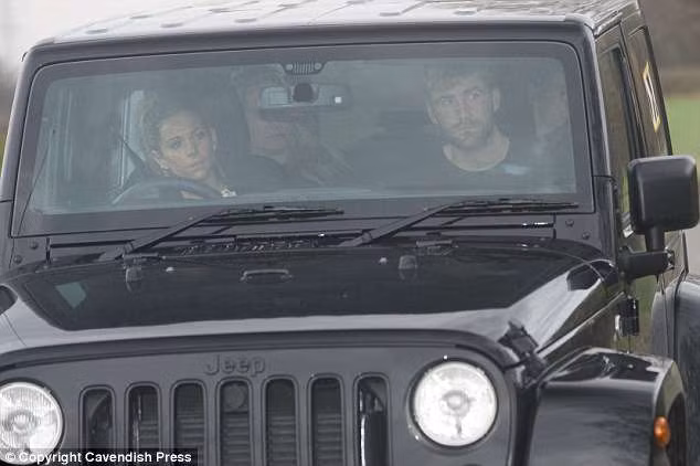 Luke Shaw đến sân tập trên chiếc Jeep cùng bạn gái. Ảnh: DM.