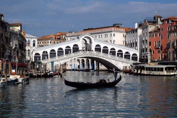 Những chiếc gondola không một bóng khách ở Venise, Ý.