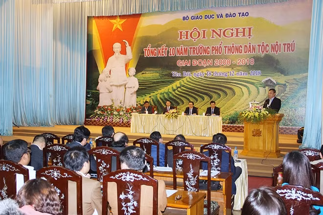 Bộ trưởng Bộ GD&ĐT Phùng Xuân Nhạ và các đại biểu dự Hội nghị