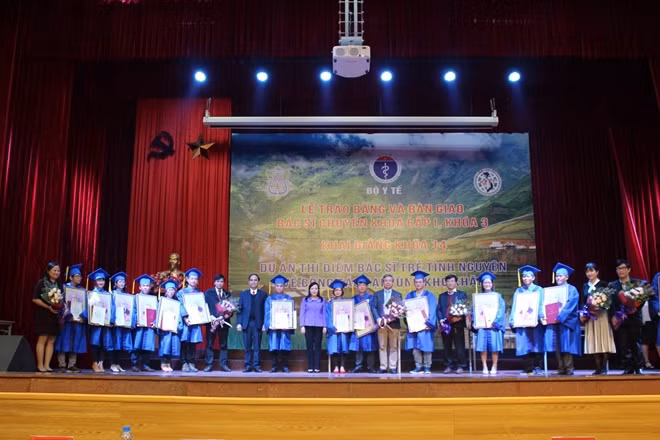 Bộ trưởng Bộ Y tế và các bác sĩ trẻ tại lễ bàn giao