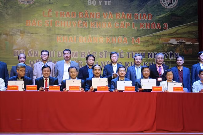 Lễ ý bàn giao 14 bác sĩ trẻ chuyên khóa I về các BV vùng sâu, vùng xa..