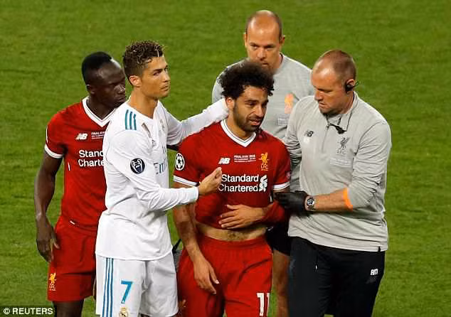 Tuy nhiên chính CR7 lại là một trong những người tới an ủi Salah khi cầu thủ này buộc phải rời sân vì chấn thương. Ảnh: Reuters.